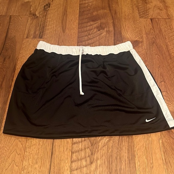 NWT Nike Woman’s Skirt Size L - Picture 1 of 4